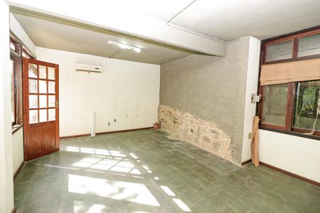 Casa à venda com 350m², 5 quartos e 2 vagas Casa à venda com 350m², 5 quartos e 2 vagasEscritório
