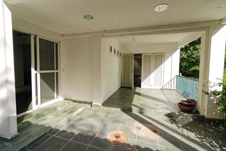 Casa à venda com 350m², 5 quartos e 2 vagas Casa à venda com 350m², 5 quartos e 2 vagasVaranda gourmet
