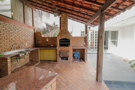 Casa à venda com 350m², 5 quartos e 2 vagas Casa à venda com 350m², 5 quartos e 2 vagasÁrea comum - Churrasqueira