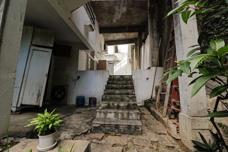 Casa à venda com 350m², 5 quartos e 2 vagas Casa à venda com 350m², 5 quartos e 2 vagasÁrea externa