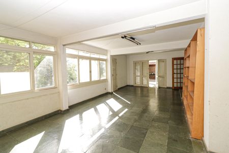 Casa à venda com 350m², 5 quartos e 2 vagas Casa à venda com 350m², 5 quartos e 2 vagasSala de Jogos