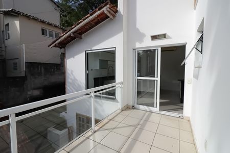 Casa à venda com 350m², 5 quartos e 2 vagas Casa à venda com 350m², 5 quartos e 2 vagasVaranda