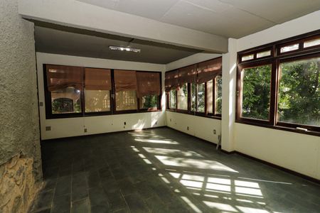 Casa à venda com 350m², 5 quartos e 2 vagas Casa à venda com 350m², 5 quartos e 2 vagasEscritório