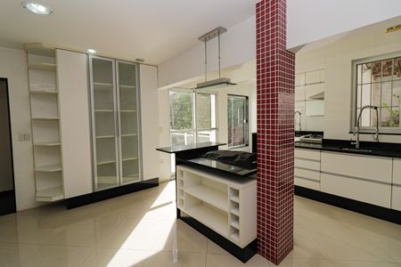 Casa à venda com 350m², 5 quartos e 2 vagas Casa à venda com 350m², 5 quartos e 2 vagasCozinha