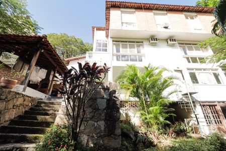 Casa à venda com 350m², 5 quartos e 2 vagas Casa à venda com 350m², 5 quartos e 2 vagasFachada