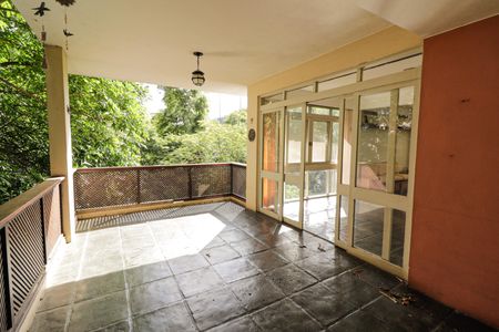 Casa à venda com 350m², 5 quartos e 2 vagas Casa à venda com 350m², 5 quartos e 2 vagasVaranda