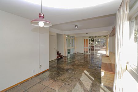 Casa à venda com 350m², 5 quartos e 2 vagas Casa à venda com 350m², 5 quartos e 2 vagasSala