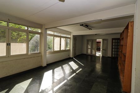 Casa à venda com 350m², 5 quartos e 2 vagas Casa à venda com 350m², 5 quartos e 2 vagasSala de Jogos