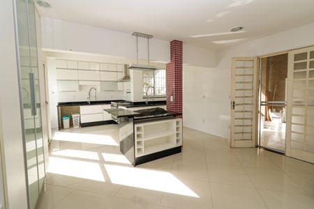 Casa à venda com 350m², 5 quartos e 2 vagas Casa à venda com 350m², 5 quartos e 2 vagasCozinha