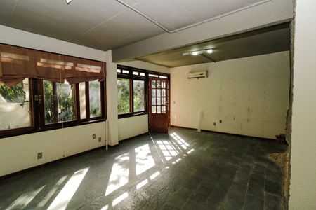 Casa à venda com 350m², 5 quartos e 2 vagas Casa à venda com 350m², 5 quartos e 2 vagasEscritório