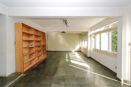 Casa à venda com 350m², 5 quartos e 2 vagas Casa à venda com 350m², 5 quartos e 2 vagasSala de Jogos