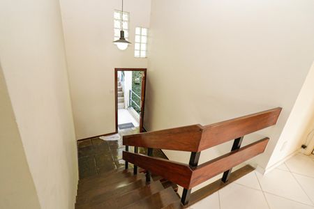 Casa à venda com 350m², 5 quartos e 2 vagas Casa à venda com 350m², 5 quartos e 2 vagasEscada