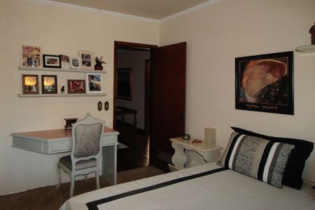 Casa à venda com 640m², 5 quartos e 4 vagas Casa à venda com 640m², 5 quartos e 4 vagasQuarto 2