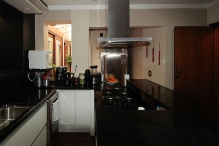 Casa à venda com 640m², 5 quartos e 4 vagas Casa à venda com 640m², 5 quartos e 4 vagasCozinha