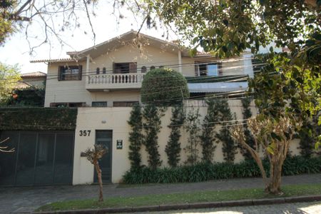 Casa à venda com 640m², 5 quartos e 4 vagas Casa à venda com 640m², 5 quartos e 4 vagasFachada