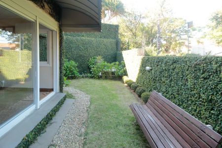 Casa à venda com 640m², 5 quartos e 4 vagas Casa à venda com 640m², 5 quartos e 4 vagasQuintal