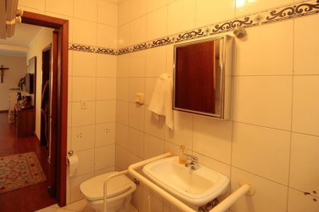 Casa à venda com 640m², 5 quartos e 4 vagas Casa à venda com 640m², 5 quartos e 4 vagasBanheiro 2