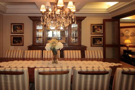 Casa à venda com 640m², 5 quartos e 4 vagas Casa à venda com 640m², 5 quartos e 4 vagasSala de Jantar