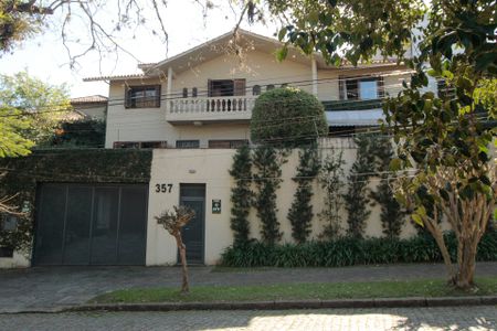 Casa à venda com 640m², 5 quartos e 4 vagas Casa à venda com 640m², 5 quartos e 4 vagasFachada