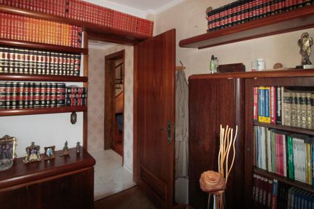 Casa à venda com 640m², 5 quartos e 4 vagas Casa à venda com 640m², 5 quartos e 4 vagasEscritório