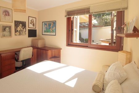 Casa à venda com 640m², 5 quartos e 4 vagas Casa à venda com 640m², 5 quartos e 4 vagasQuarto 1