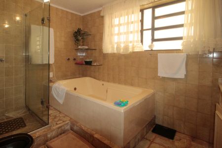 Casa à venda com 640m², 5 quartos e 4 vagas Casa à venda com 640m², 5 quartos e 4 vagasBanheiro da Suíte