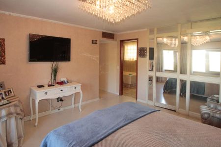 Casa à venda com 640m², 5 quartos e 4 vagas Casa à venda com 640m², 5 quartos e 4 vagasSuíte