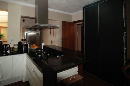 Casa à venda com 640m², 5 quartos e 4 vagas Casa à venda com 640m², 5 quartos e 4 vagasCozinha