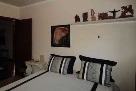 Casa à venda com 640m², 5 quartos e 4 vagas Casa à venda com 640m², 5 quartos e 4 vagasQuarto 2