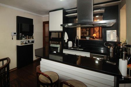 Casa à venda com 640m², 5 quartos e 4 vagas Casa à venda com 640m², 5 quartos e 4 vagasCozinha