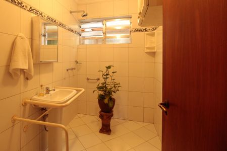 Casa à venda com 640m², 5 quartos e 4 vagas Casa à venda com 640m², 5 quartos e 4 vagasBanheiro 2