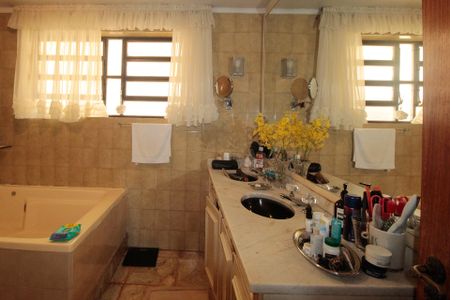 Casa à venda com 640m², 5 quartos e 4 vagas Casa à venda com 640m², 5 quartos e 4 vagasBanheiro da Suíte