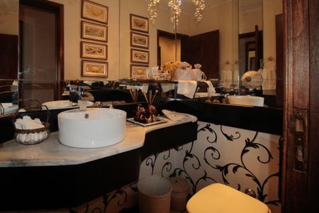 Casa à venda com 640m², 5 quartos e 4 vagas Casa à venda com 640m², 5 quartos e 4 vagasLavabo