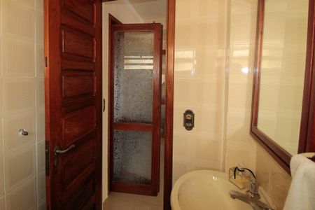 Casa à venda com 640m², 5 quartos e 4 vagas Casa à venda com 640m², 5 quartos e 4 vagasBanheiro 1