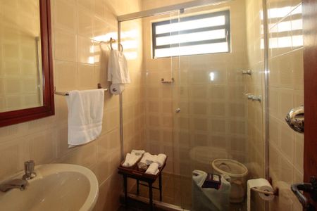 Casa à venda com 640m², 5 quartos e 4 vagas Casa à venda com 640m², 5 quartos e 4 vagasBanheiro 1