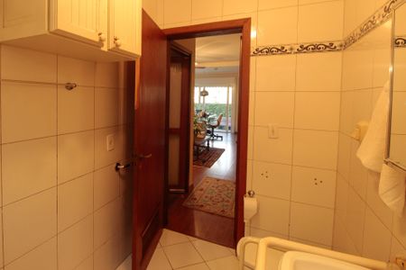 Casa à venda com 640m², 5 quartos e 4 vagas Casa à venda com 640m², 5 quartos e 4 vagasBanheiro 2