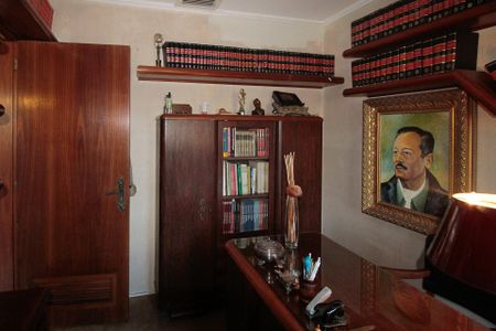 Casa à venda com 640m², 5 quartos e 4 vagas Casa à venda com 640m², 5 quartos e 4 vagasEscritório