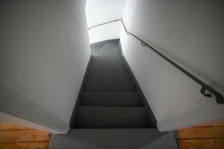 Casa à venda com 110m², 2 quartos e 1 vaga Casa à venda com 110m², 2 quartos e 1 vagaEscada