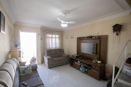 Casa à venda com 140m², 3 quartos e 2 vagas Casa à venda com 140m², 3 quartos e 2 vagasSala