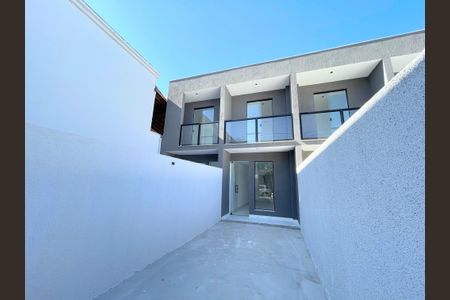Casa à venda com 75m², 2 quartos e 1 vaga Casa à venda com 75m², 2 quartos e 1 vagaFachada