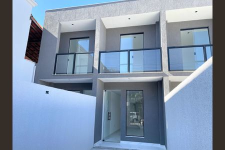 Casa à venda com 75m², 2 quartos e 1 vaga Casa à venda com 75m², 2 quartos e 1 vagaFachada