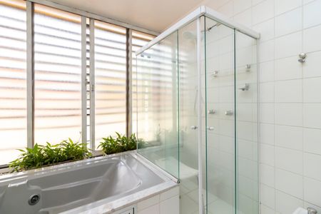 Casa à venda com 462m², 4 quartos e 6 vagas Casa à venda com 462m², 4 quartos e 6 vagasBanheiro da Suíte 1