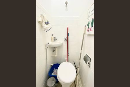 Apartamento à venda com 82m², 2 quartos e sem vaga Apartamento à venda com 82m², 2 quartos e sem vagaBanheiro de serviço