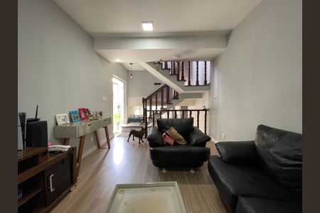 Casa à venda com 130m², 3 quartos e 2 vagas Casa à venda com 130m², 3 quartos e 2 vagasSala