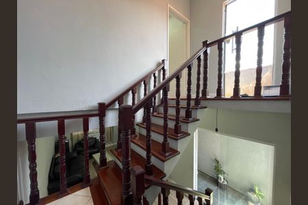 Casa à venda com 130m², 3 quartos e 2 vagas Casa à venda com 130m², 3 quartos e 2 vagasEscada