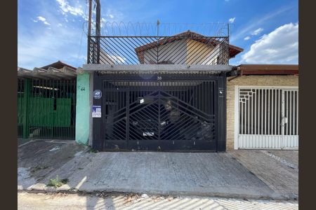 Casa à venda com 130m², 3 quartos e 2 vagas Casa à venda com 130m², 3 quartos e 2 vagasFachada