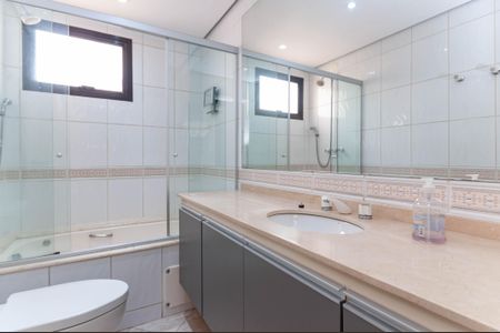 Apartamento à venda com 313m², 4 quartos e 4 vagas Apartamento à venda com 313m², 4 quartos e 4 vagasBanheiro da Suíte 1