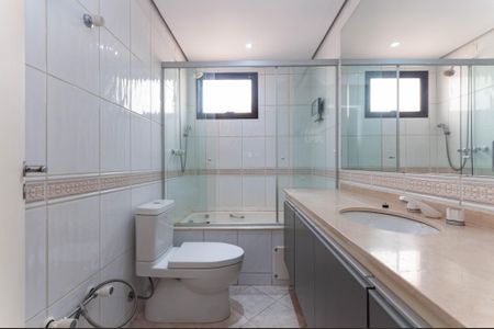 Apartamento à venda com 313m², 4 quartos e 4 vagas Apartamento à venda com 313m², 4 quartos e 4 vagasBanheiro da Suíte 1