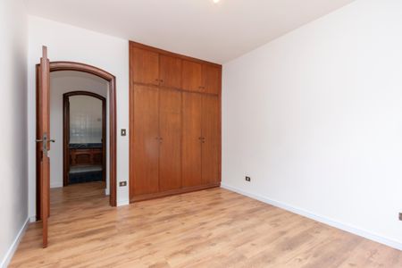 Casa à venda com 393m², 4 quartos e 2 vagas Casa à venda com 393m², 4 quartos e 2 vagasQuarto 1