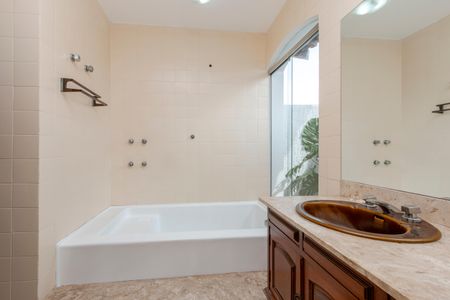 Casa à venda com 393m², 4 quartos e 2 vagas Casa à venda com 393m², 4 quartos e 2 vagasBanheiro da Suíte 1